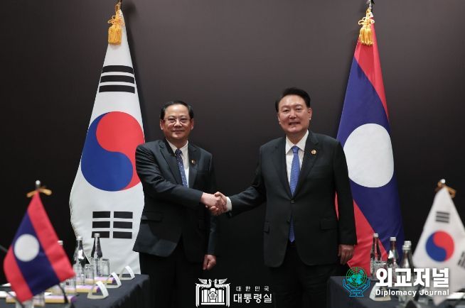 윤석열 대통령은 9월 7일 손싸이 시판돈 라오스 총리와 한-라오스 양자회담을 가졌다.