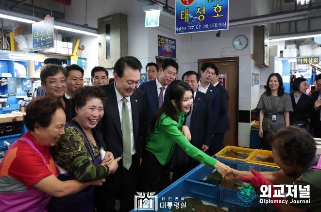 9월 14일 윤석열 대통령 부부는 부산 민락어시장 방문 및 만찬을 가졌다.