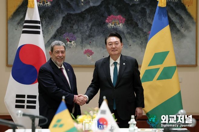 9월 22일 윤석열 대통령은 랄프 에버라드 곤살브스 총리와 한-세인트빈센트그레나딘 정상회담을 가졌다.