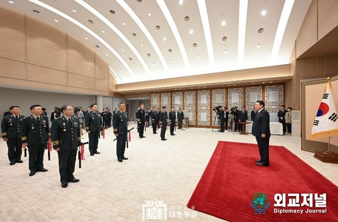 11월 6일 윤석열 대통령은 중장 진급·보직 신고 및 삼정검 수치 수여식을 가졌다.