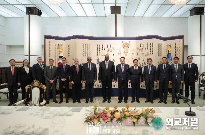 11월 12일 윤석열 대통령은 로이드 오스틴 미국 국방장관, 찰스 브라운 합참의장 美 한미안보협의회의(SCM) 대표단과 격려 만찬을 개최했다.