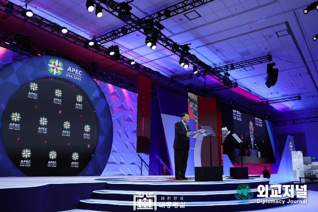 11월 15일 윤석열 대통령은 APEC CEO Summit 행사에 참석해 기조연설을 했다.