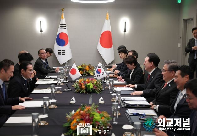 11월 16일 윤석열 대통령은 기시다 후미오 일본 총리와 한-일 정상회담을 가졌다.