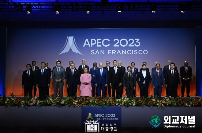 11월 16일 윤석열 대통령은 APEC 세션 I 초청국과의 비공식 대화 및 업무 오찬에 참석했다.