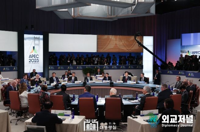 11월 17일 윤석열 대통령은 APEC 세션 2 리트리트에 참석했다.