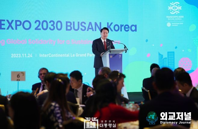11월 24일 윤석열 대통령은 프랑스 파리 인터컨티넨털 르그랑 호텔에서 개최된 ‘BIE 대표 초청 오찬’ 행사에 참석했다.