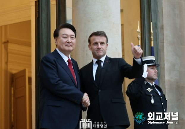 11월 24일 윤석열 대통령은 엘리제궁에서 에마뉘엘 마크롱 프랑스 대통령과 조찬 겸 정상회담을 가졌다.