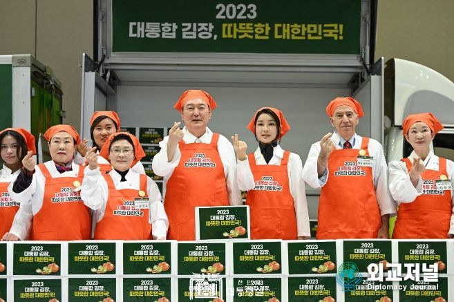 11월 27일 윤석열 대통령 부부는 나눔과 봉사의 국민 대통합 김장행사에 참석해 자원봉사자들을 격려하고 지역 소외계층 나눔을 위한 김장을 함께 담갔다.