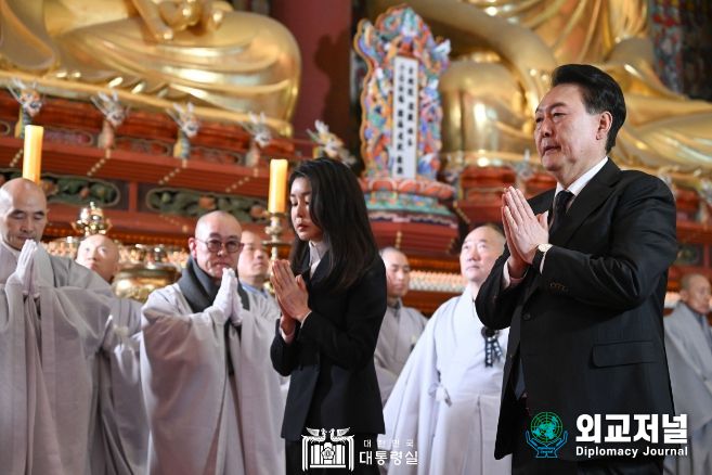 12월 2일 윤석열 대통령 부부는 서울 종로구 조계사에 마련된 대한불교 조계종 전 총무원장 자승스님의 분향소를 찾아 조문했다.