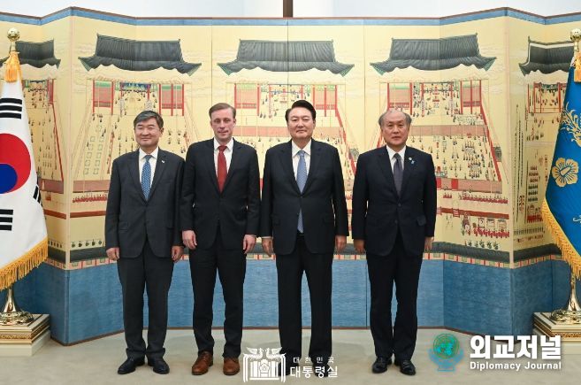 2월 8일 윤석열 대통령은 미국 국가안보보좌관과 일본 국가안전보장국장을 관저로 초청하여 만찬을 가졌다.