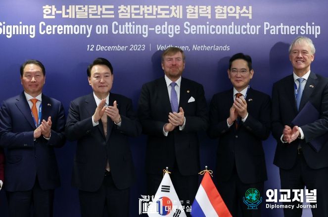 12월 12일 윤석열 대통령은 빌렘-알렉산더 네덜란드 국왕과 함께 벨트호벤에 위치한 ASML 본사를 방문했다.