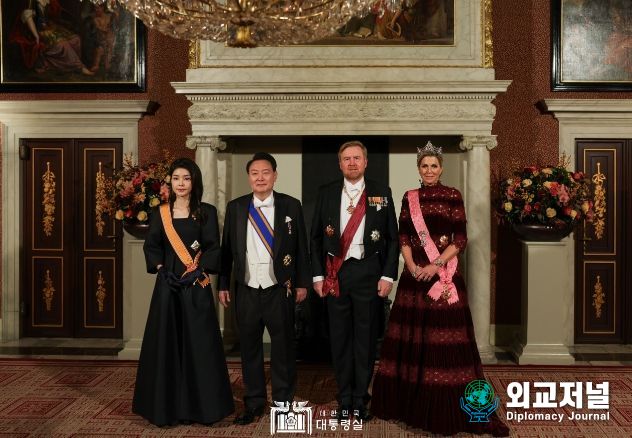 12월 12일 윤석열 대통령 부부는 빌렘-알렉산더 국왕이 암스테르담 왕궁에서 주최한 국빈 만찬에 참석했다.