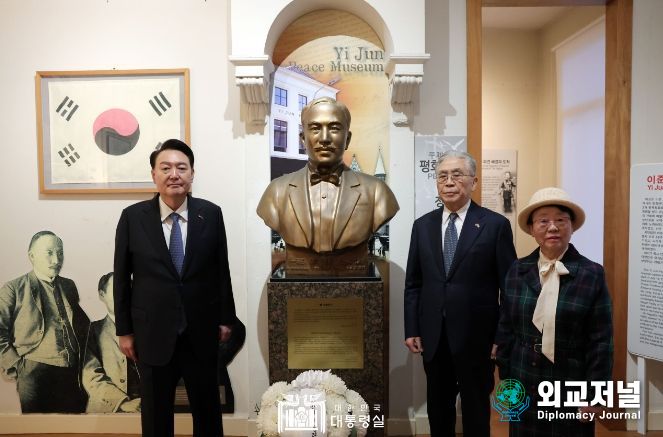 12월 13일 윤석열 대통령은 리더잘 방문 후 인근에 위치한 이준 열사 기념관을 방문해, 이준 열사가 사용하던 방과 침대, 고종 황제가 수여한 특사 신임장 등 전시물들을 관람했다.