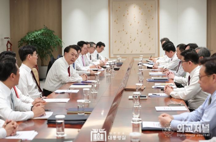 1월 2일 윤석열 대통령은 용산 대통령실에서 새해 첫 수석비서관회의를 주재했다.