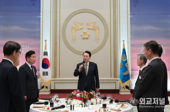 1월 3일 윤석열 대통령은 청와대 영빈관에서 5부 요인 및 국가 주요 인사들이 함께한 ‘2024년 신년인사회’에 참석했다.