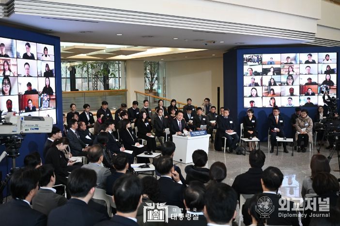 1월 4일 윤석열 대통령은 경기도 용인 중소기업인력개발원에서 국민과 함께하는 첫 번째 민생토론회를 개최했다.