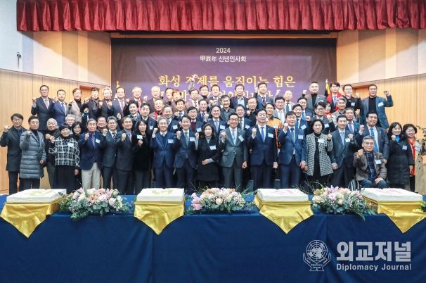 화성시의회 김경희 의장와 의원, 내빈 단체 모습