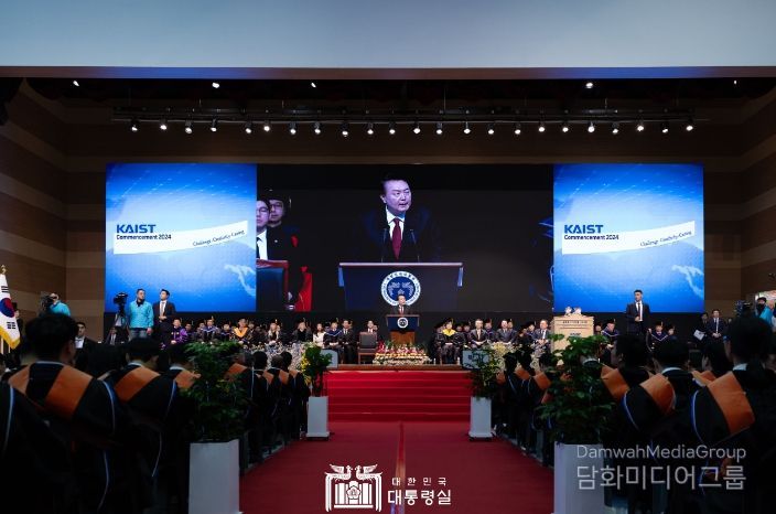 2월 16일 윤석열 대통령은 한국과학기술원(카이스트)에서 개최된 2024년 학위수여식에 참석했다.