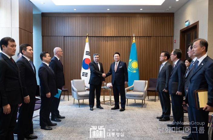 6월 13일 윤석열 대통령은 카자흐스탄 올자스 백테노프 총리를 접견해 양국 간 협력 확대를 위한 폭넓은 의견을 교환했다.