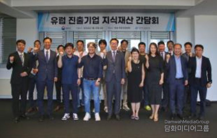 김완기 특허청장(앞쪽 왼쪽 3번째)이 7월 12일 14시(현지시각) 독일 프랑크푸르트 글로벌 비즈니스센터(GBC) 입주기업들과 간담회 개최 후 기념촬영을 하고 있다.