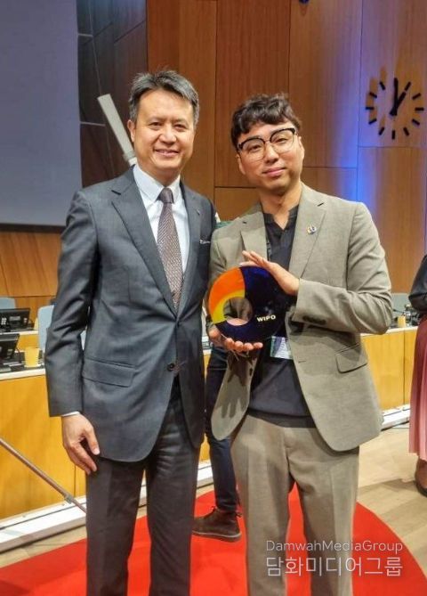 박태형 에이트테크 대표(오른쪽)가 7월 12일 12시(현지시각) 스위스 WIPO 본부에서 개최된 '2024년 글로벌어워즈 수상식'에서 한국기업 최초로 본상을 수상한 후 다렌탕(Daren Tang) WIPO 사무총장(왼쪽)과 기념촬영을 하고 있다.