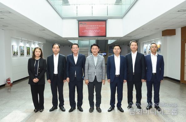 김동근 시장이 중국 난충시 방문단과 함께 기념사진을 찍고 있다.