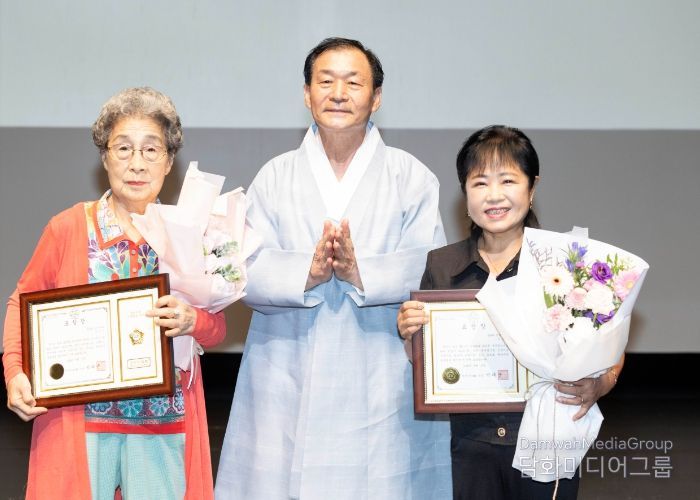 안산시의회가 15일 제79주년 광복절을 맞아 광복회 안산시지회 소속 유공자 안인자, 조경희 님을 표창했다. 사진 가운데가 박태순 의장이고 왼쪽이 안인자 님, 오른쪽은 조경희 님의 모습.