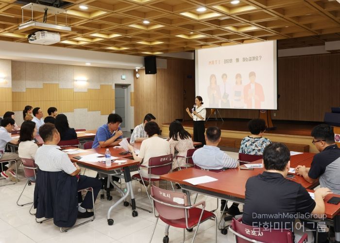 군포시의회는 22일 오후 군포시청 별관 회의실에서 의원과 직원 간 소통․협력을 위한 합동 워크숍을 개최했다.