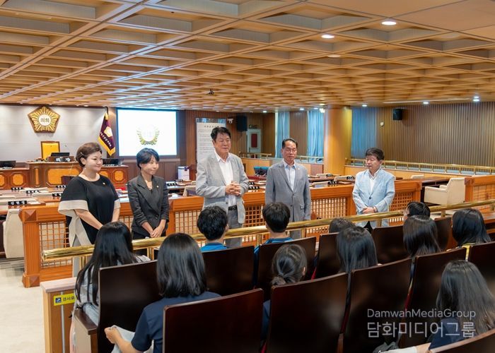 도곡중학교 학생들과 대화를 나누고 있는 강남구의회 의원들(가운데 이호귀 의장, 우측에서 2번째 복진경 부의장, 1번째 이동호 운영위원장, 좌측에서 2번째 이도희 경제도시위원장, 1번째 김현정 복지문화위원장)