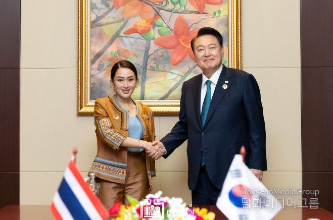 10월 10일 아세안 관련 정상회의 참석을 위해 라오스 비엔티안을 방문 중인 윤석열 대통령은 「패통탄 친나왓(Paetongtarn Shinawatra)」 태국 신임 총리와 첫 정상회담을 가졌다.