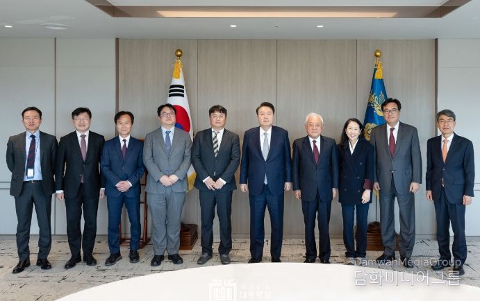 11월 22일 윤석열 대통령은 용산 대통령실에서 국민통합위원회 위원장 및 분과 위원장들과 오찬을 함께하며, 양극화 타개를 위한 추진 방안을 논의하고 앞으로 자주 이런 자리를 갖고 논의를 더 이어나가기로 했다.
