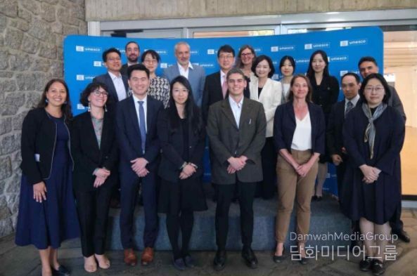 「무형유산보호협약 신탁기금 공여를 위한 협정」체결 후 기념촬영하는 관계자들