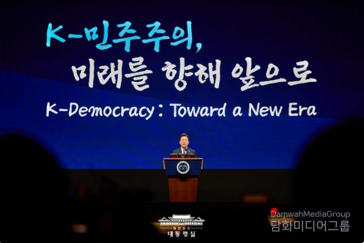 이재명 대통령이 지난 13일 서울 강남구 코엑스에서 열린 2025 세계정치학회(IPSA) 서울총회 개막식에서 기조연설을 하고 있다. (대통령실 홈페이지)<br>
<br>
