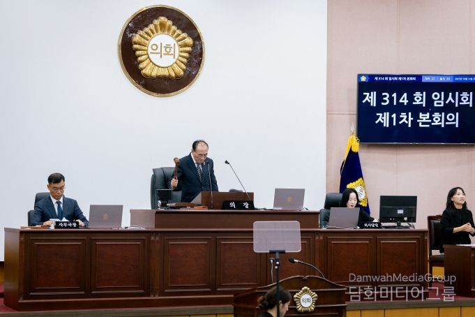 성북구의회 임태근 의장이 제314회 임시회를 주재하고 있는 모습