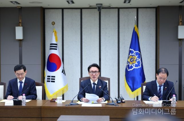 김민석 국무총리가 24일 세종 다솜로 정부세종청사에서 자살 예방 관계 장관회의를 주재하고 있다.(국무조정실)