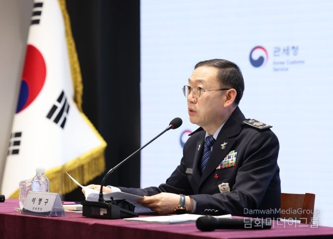 이명구 관세청장이 21일 서울세관에서 2025년 마약밀수 단속 브리핑을 하고 있다.