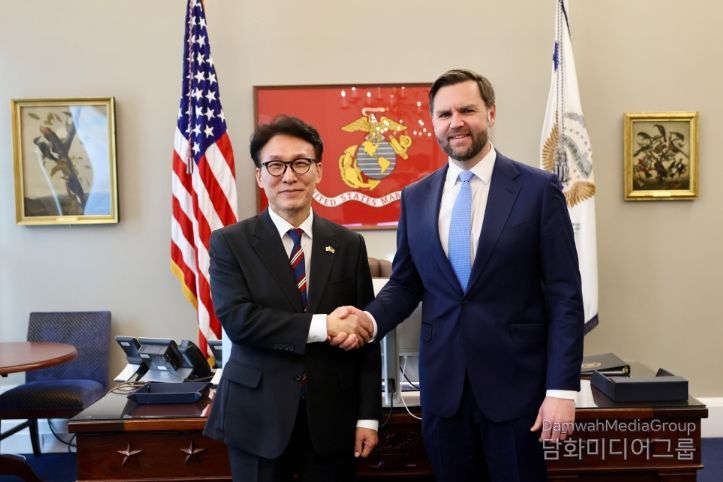미국을 방문 중인 김민석 국무총리가 23일(현지시간) 미국 워싱턴DC 백악관에서 JD 밴스 부통령과 면담에 앞서 기념 촬영을 하고 있다.