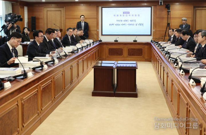 김민석 국무총리가 26일 세종대로 정부서울청사에서 열린 제56차 국제개발협력위원회를 주재하고 있다.(국무조정실)