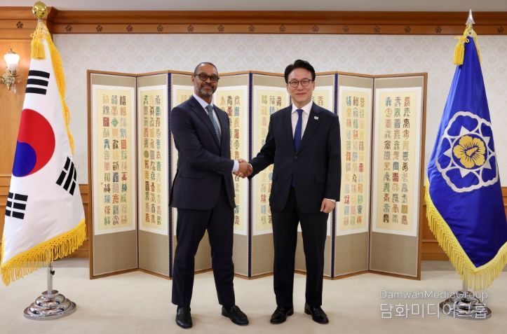 김민석 국무총리가 23일 세종대로 정부서울청사에서 마이클 해리스 뉴욕증권거래소 부회장을 접견, 인사 및 환담을 나누고 있다.