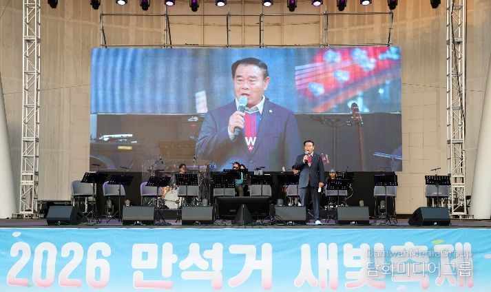 이재식 수원특례시의회 의장이 4일 만석공원에서 열린 ‘2026 만석거 새빛축제’ 개막식에 참석해 인사말을 하고 있다.