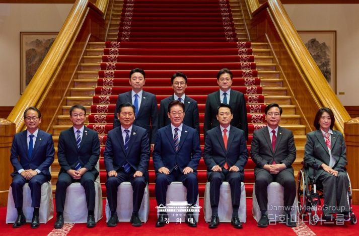 이재명 대통령이 4월 7일 청와대에서 여·야·정 민생경제 협의체 회담에 앞서 참석자들과 기념촬영하고 있다.
<p> </p>
<p>(청와대)